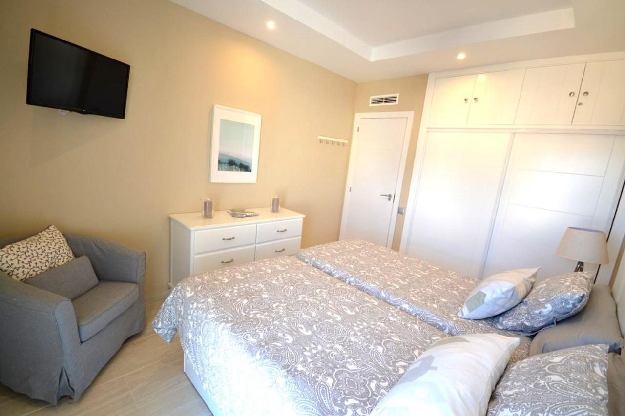 Fuengirola. Bonito Apartamento En Paseo Maritimo. Espectaculares Vistas Al Mar. Primera Linea Kültér fotó