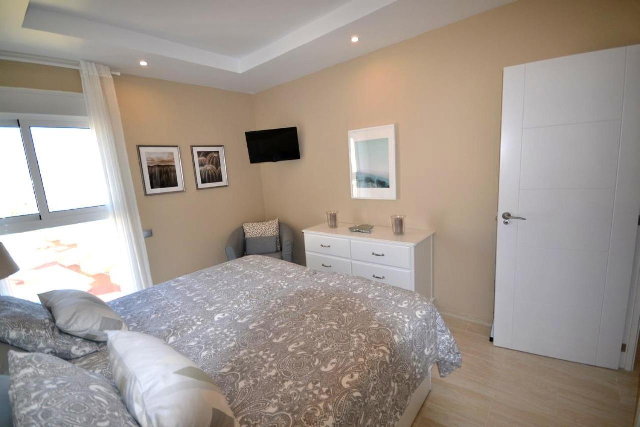 Fuengirola. Bonito Apartamento En Paseo Maritimo. Espectaculares Vistas Al Mar. Primera Linea Kültér fotó